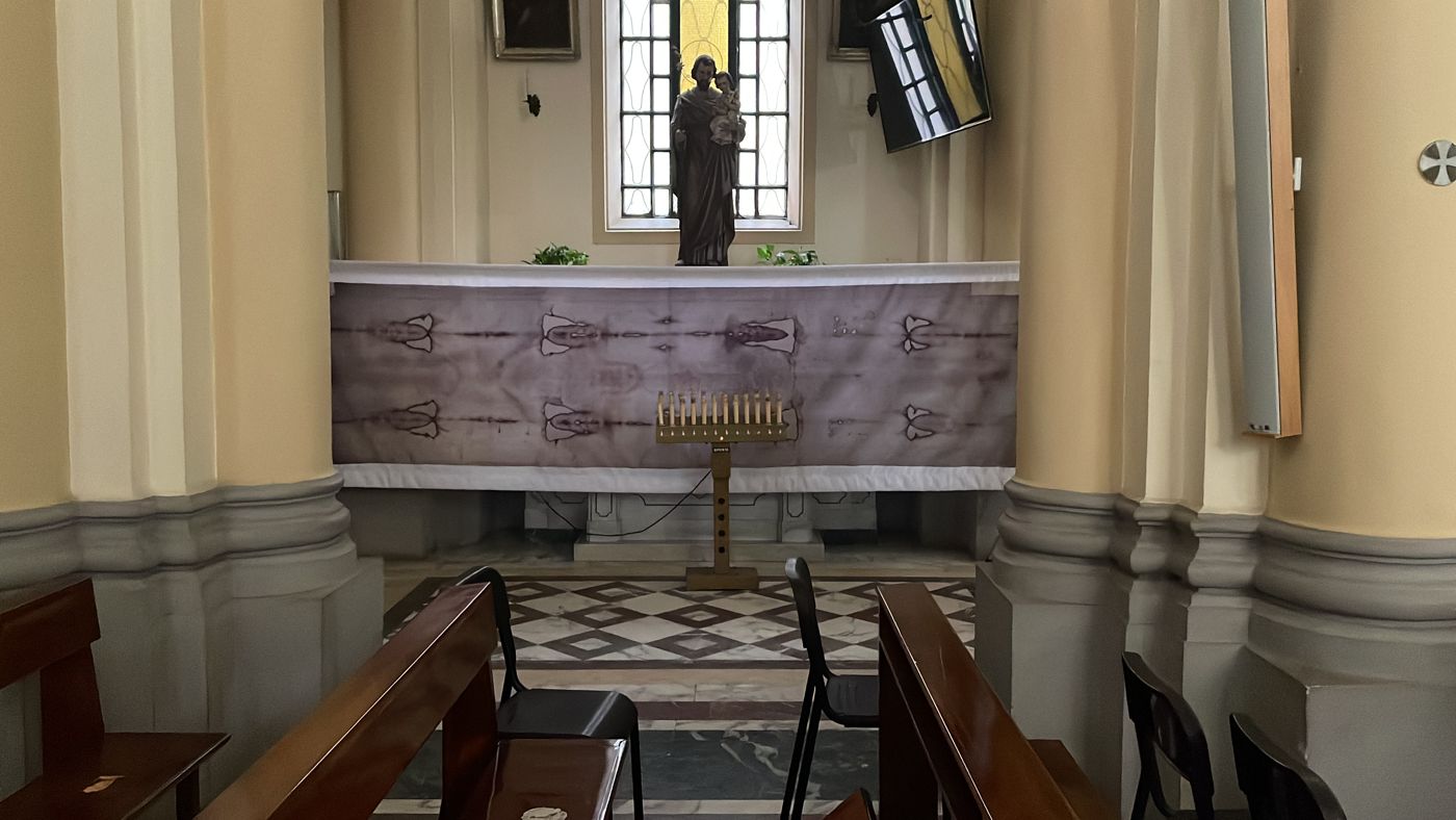 Copia fotografica della Sindone esposta sotto l'altare di San Giuseppe nella parrocchia di Santa Maria d'Itria